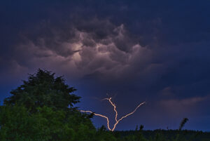Blitzentladung mit leuchtenden Wolken, Wetterfotografie